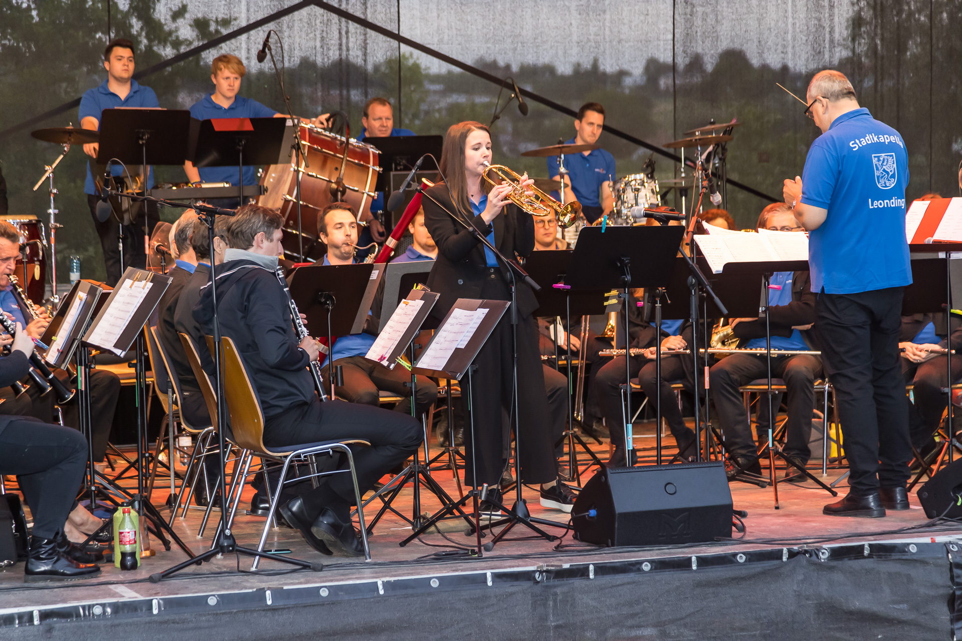Ein Posaunist spielt ein Solo während eines Open-Air-Konzerts mit der Band und dem Dirigenten der Stadtkapelle Leonding.