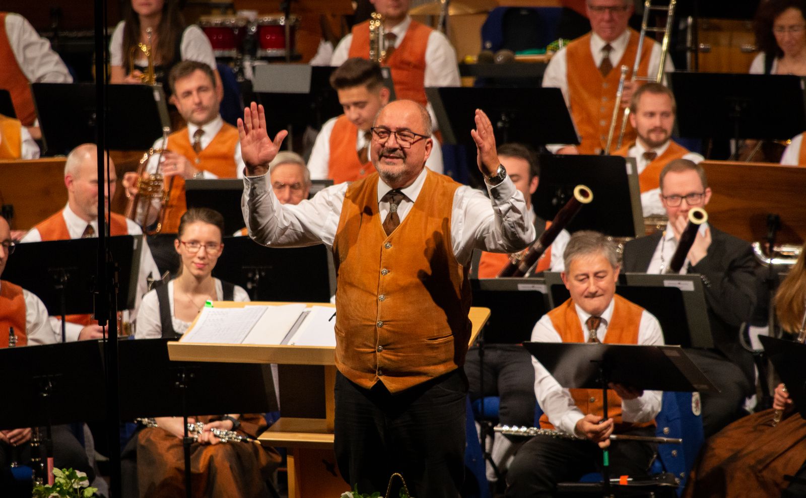 Dirigent leitet die Stadtkapelle Leonding während einer Aufführung.